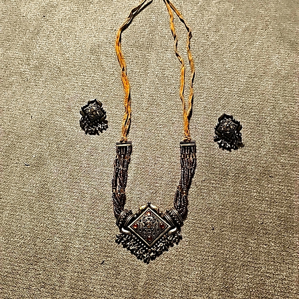 Costume jewelry necklace with matching earrings